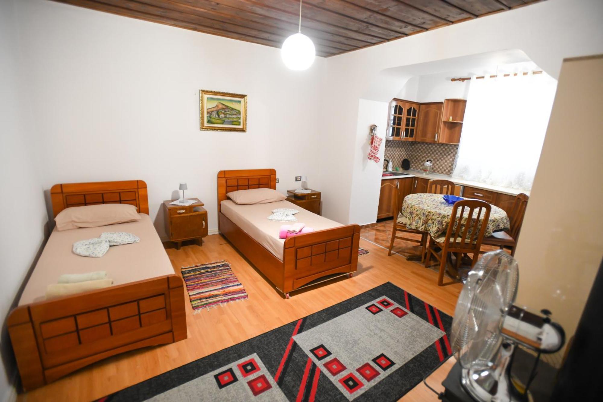 Guest House Flowers Berati Exterior foto