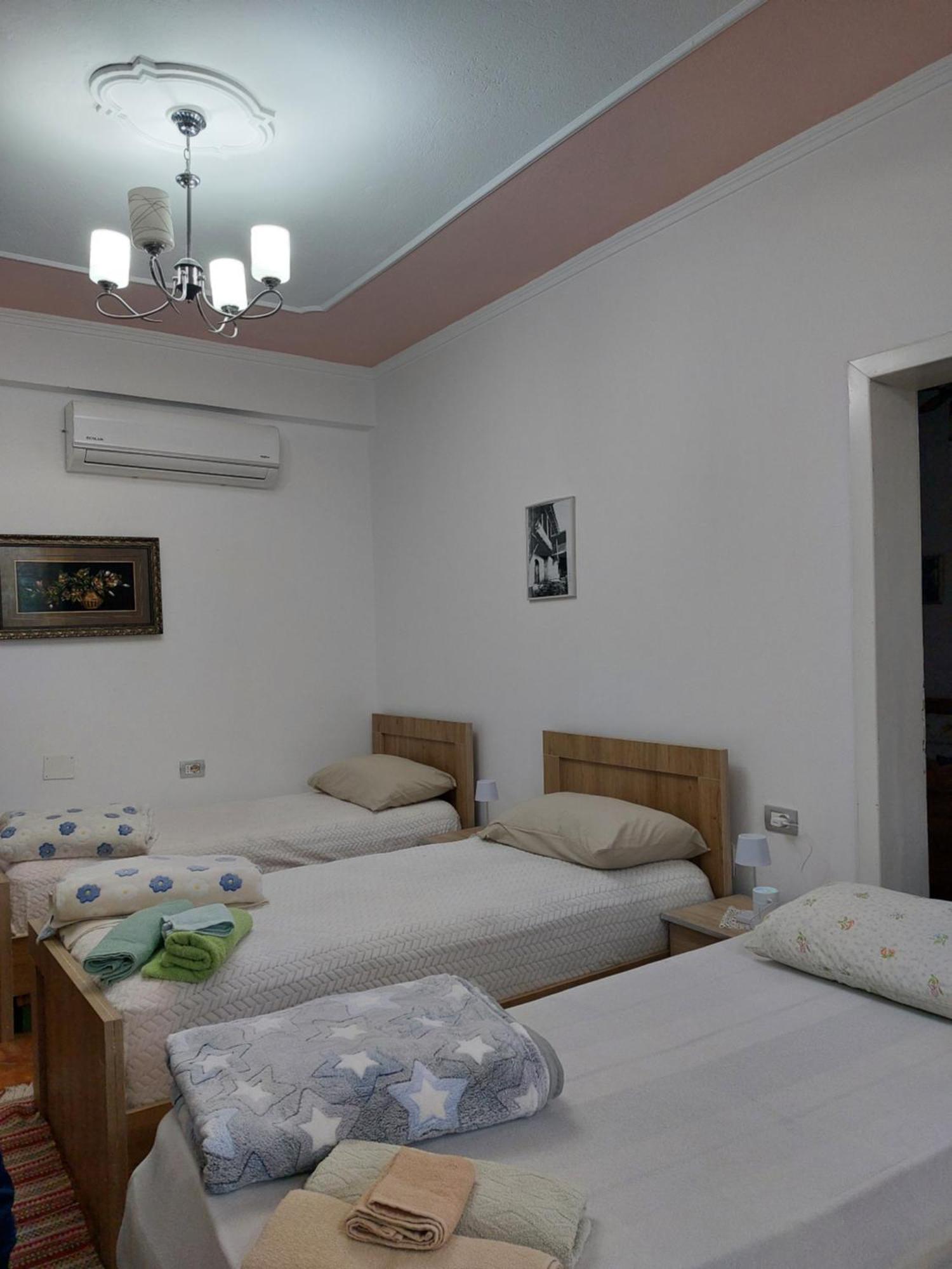 Guest House Flowers Berati Exterior foto